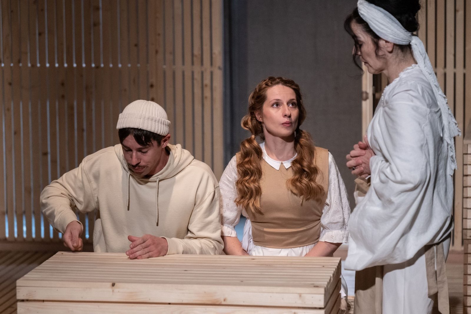 Scenă din Orașul nostru, în regia lui Jesca Prudencio, la Teatrul Maghiar de Stat din Cluj